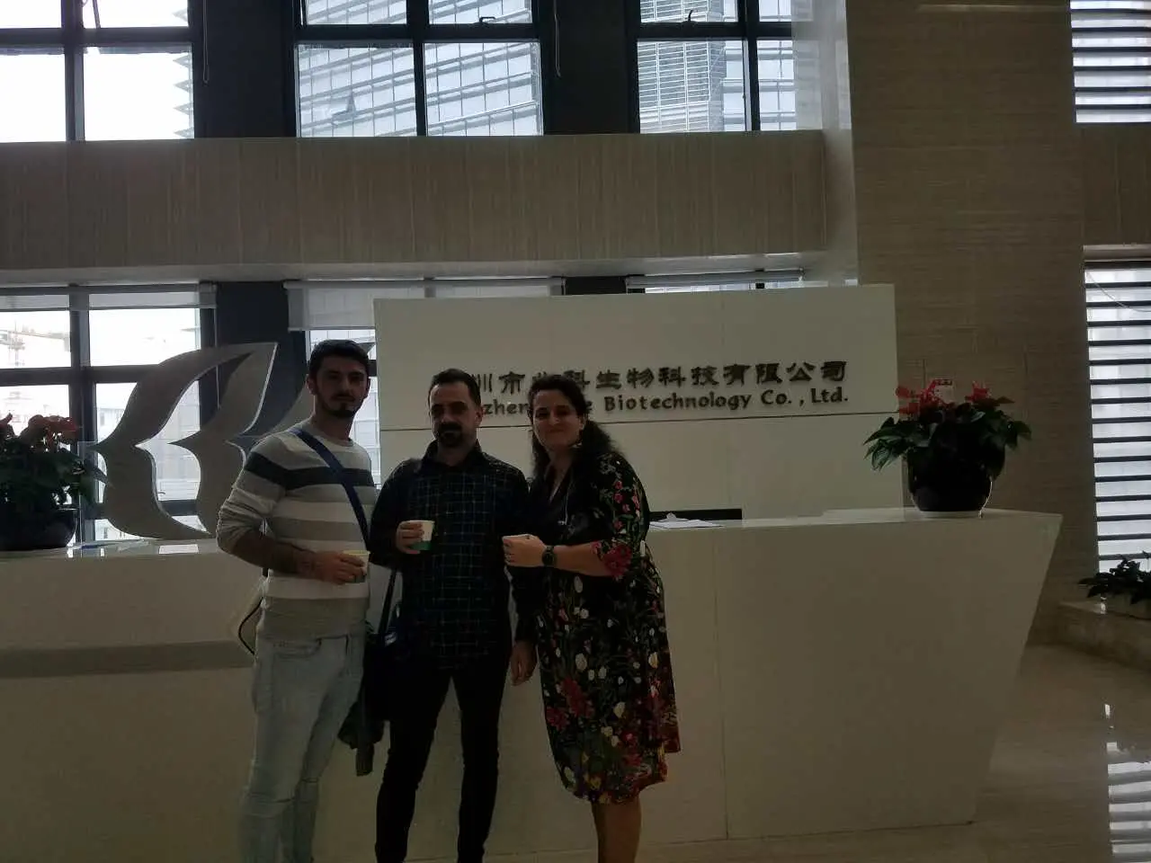 El paciente rumano Ovidiu Simion y la representante Alina en la oficina central de Beike