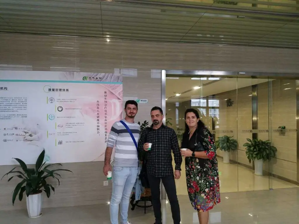Ovidiu Simion y su hijo con Alina en la oficina de Beike.