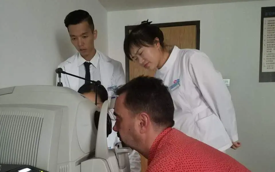 Ovidiu Simion recibe revisión visual en el hospital