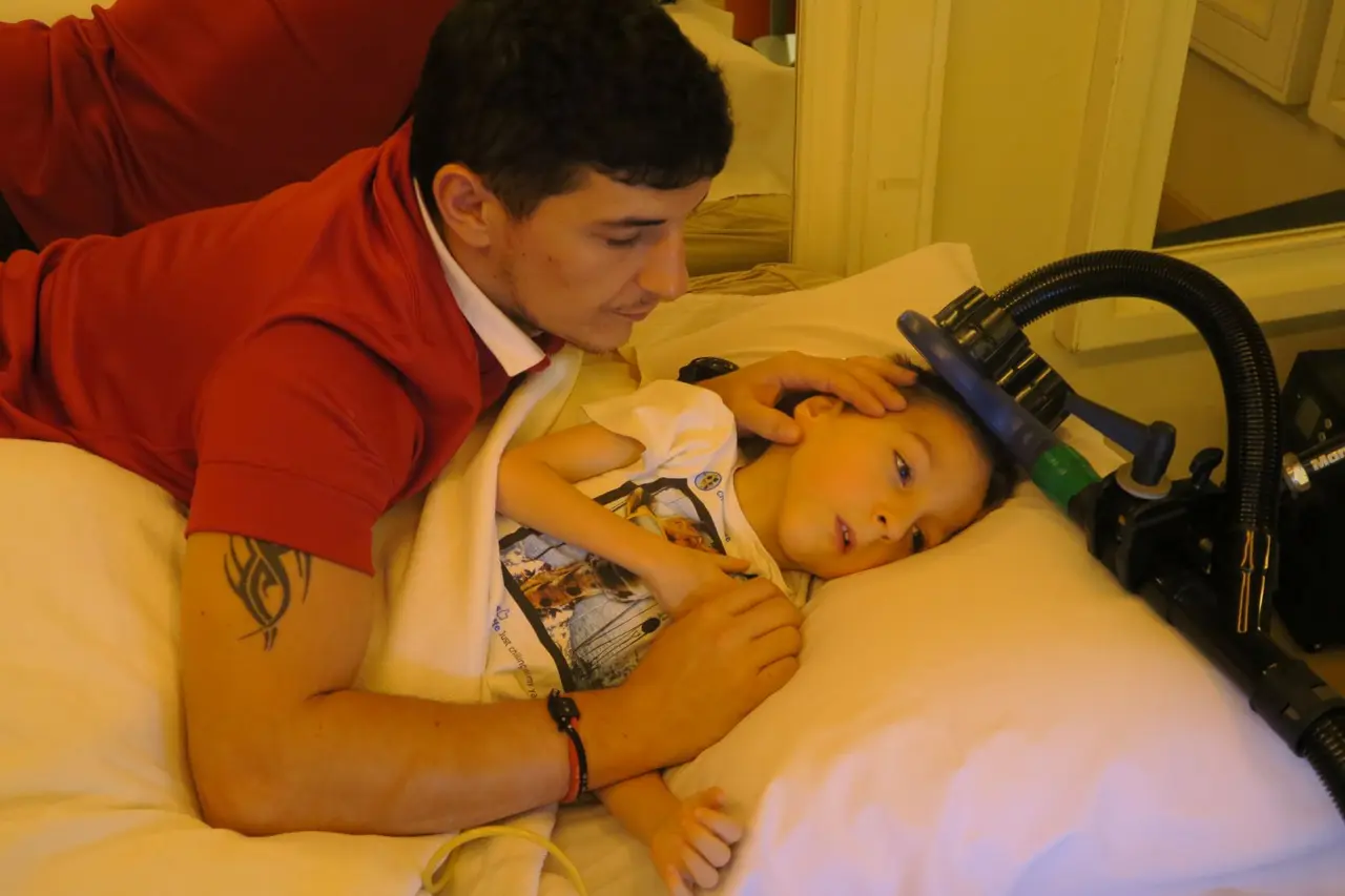 Niño con Parálisis Cerebral ve mejorías y decide regresar