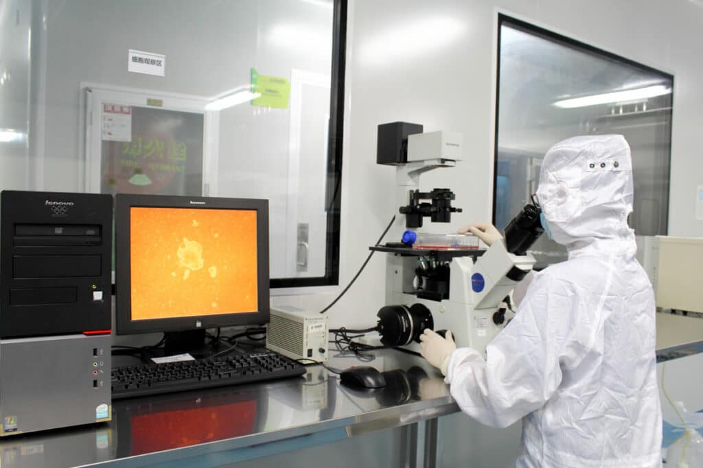 Inspección de control de calidad del paquete de células madre por el técnico de Beike