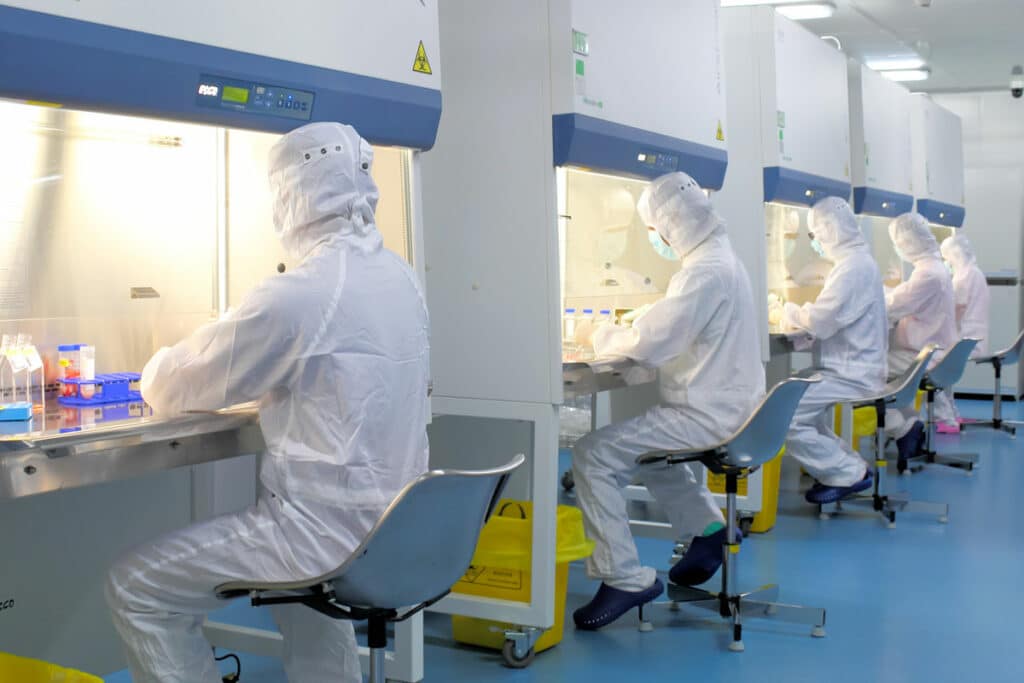 Personal de laboratorio que procesa la sangre del cordón umbilical en el laboratorio Beike GMP