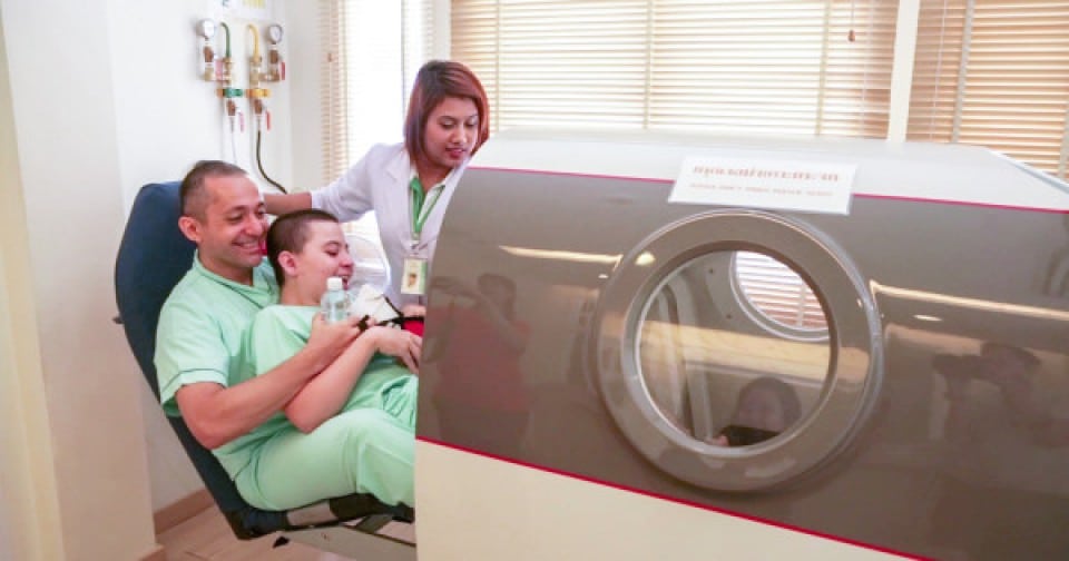Paciente con parálisis cerebral que ingresa a la cámara de oxígeno hiperbárico TOH en Better Being Hospital