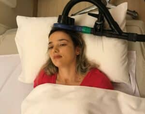 Renata recibiendo la terapia de estimulación transcraneal magnética