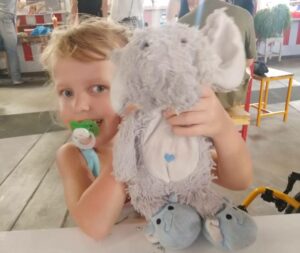 Lotta con su elefante de felpa