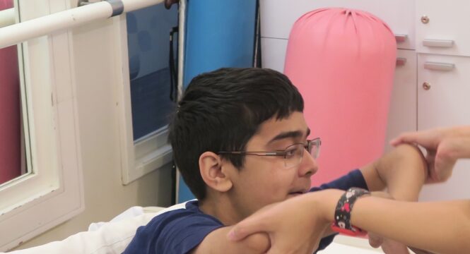 Saif durante una sesión de fisioterapia