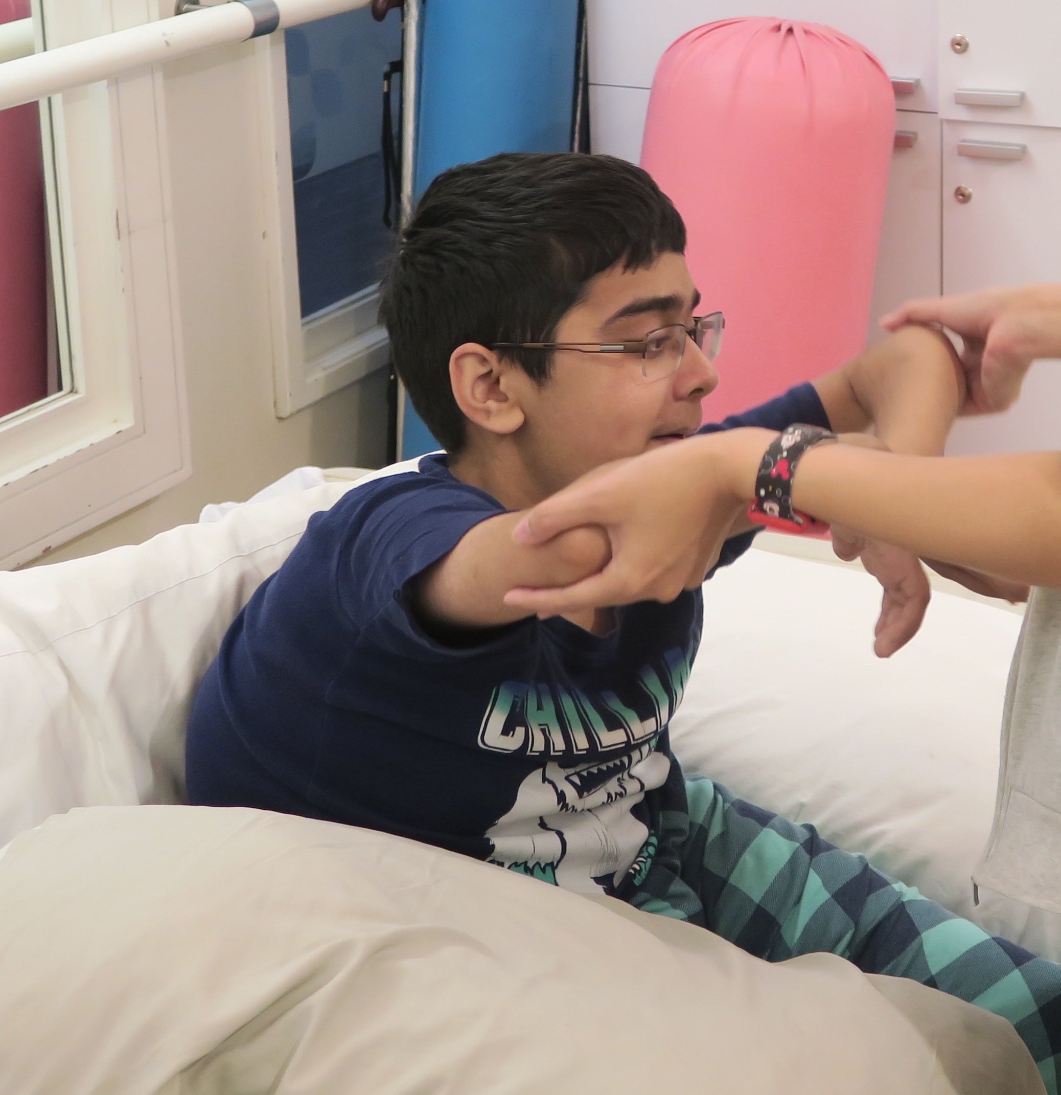 Saif durante una sesión de fisioterapia
